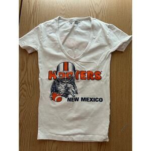 B23 Womens Hooters Girl Worn Rare Football🏈Short Sleeve vneck Tee New Mexico Xs